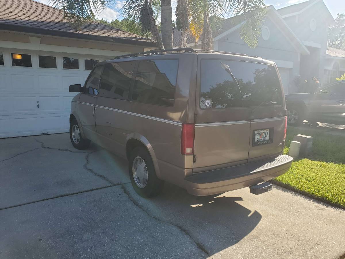 Chevrolet-Astro-van-12-ton-nominal-1995-brown-3