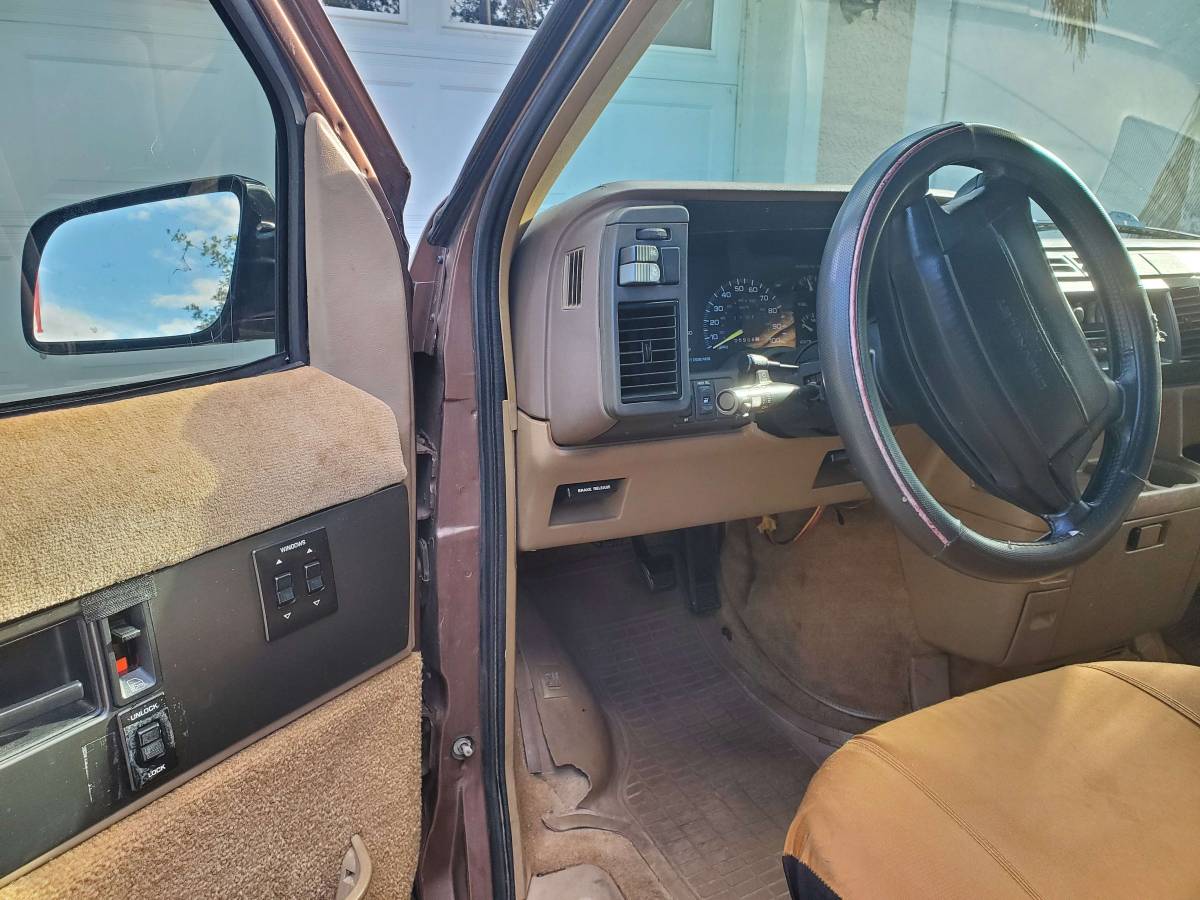 Chevrolet-Astro-van-12-ton-nominal-1995-brown-7