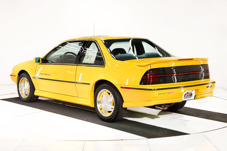 Chevrolet-Beretta-1990-Yellow-Gray-26