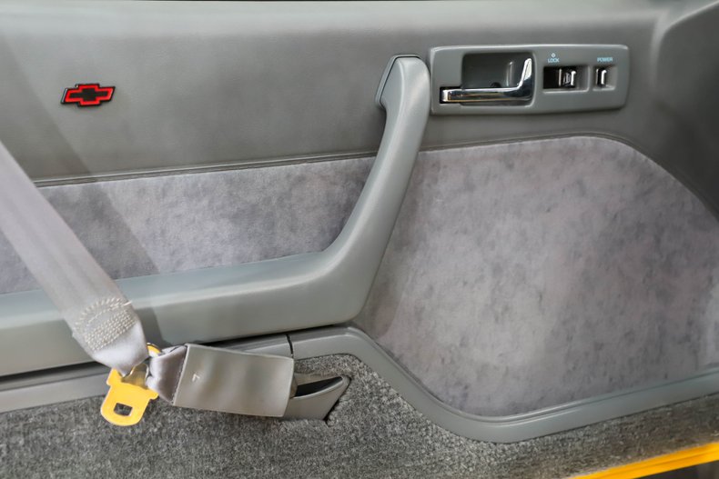 Chevrolet-Beretta-1990-Yellow-Gray-28
