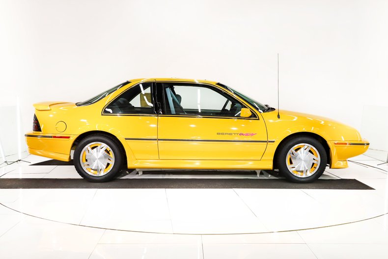 Chevrolet-Beretta-1990-Yellow-Gray-9