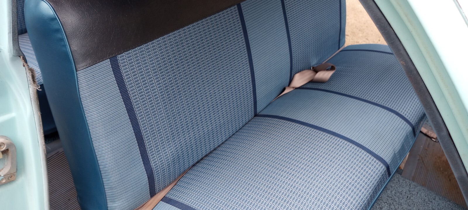 Chevrolet-Biscayne-1961-Sedan-11