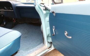 Chevrolet-Biscayne-1961-Sedan-13