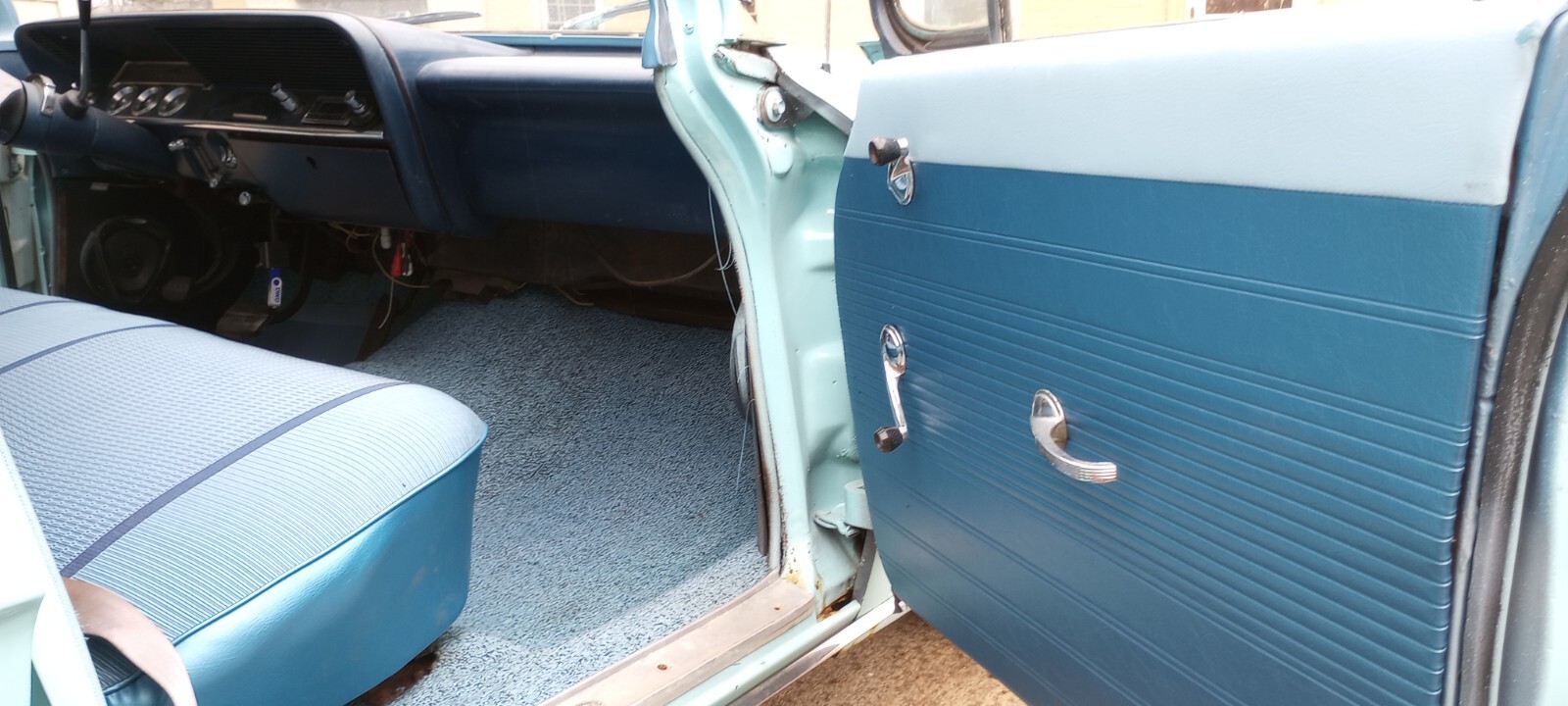 Chevrolet-Biscayne-1961-Sedan-13