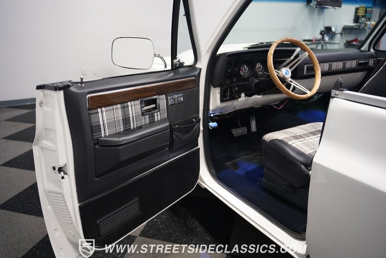 Chevrolet-Blazer-1976-White-Black-42