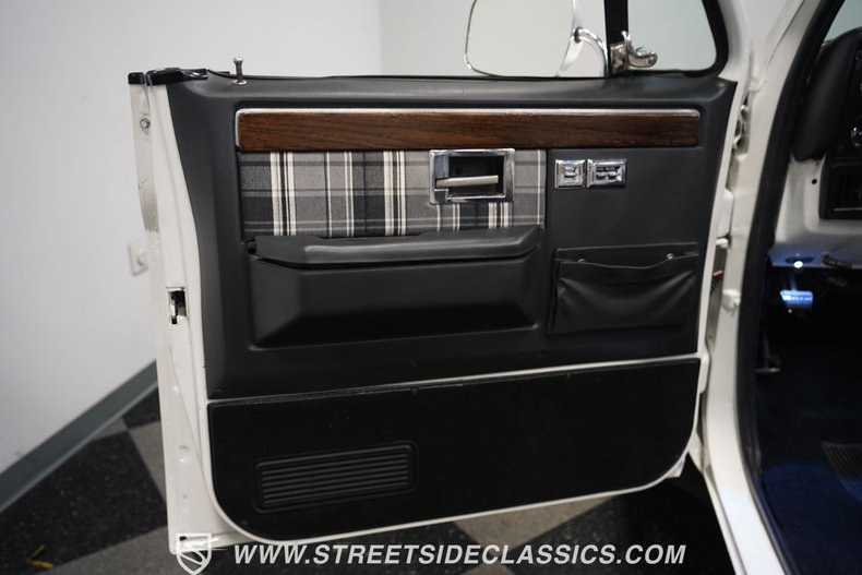 Chevrolet-Blazer-1976-White-Black-43