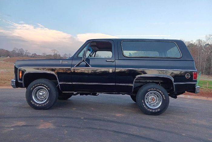 Chevrolet-Blazer-1979-Midnight-Black-Carmine-Red-Deluxe-3