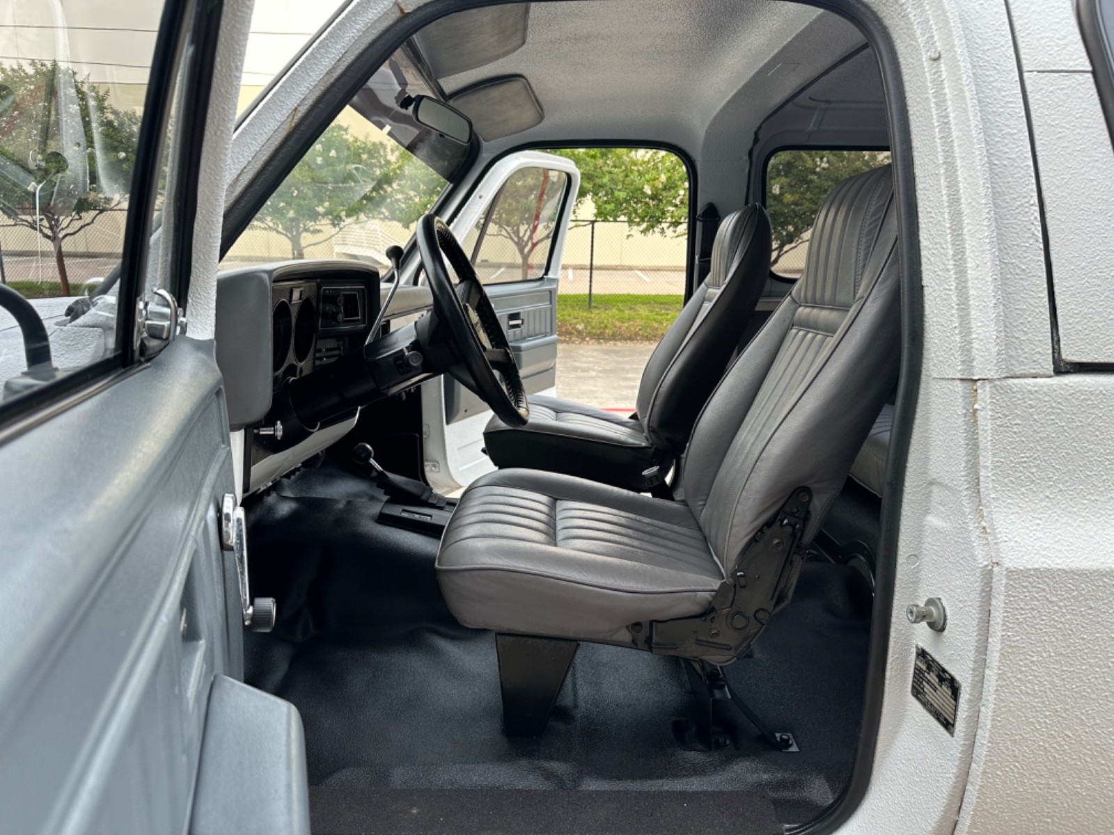 Chevrolet-Blazer-1985-SUV-16
