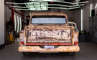 Chevrolet-C-20-1965-Crew-Cab-Pickup-2