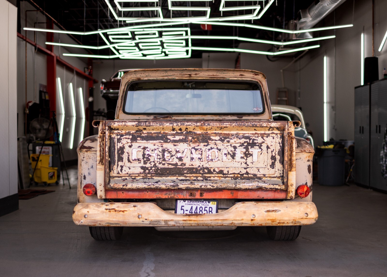 Chevrolet-C-20-1965-Crew-Cab-Pickup-2