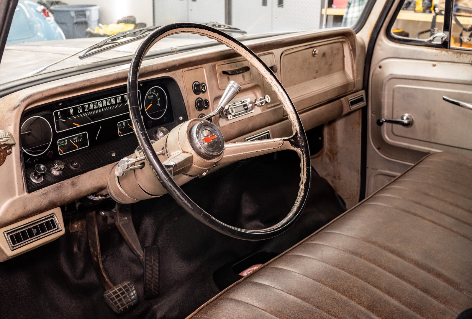 Chevrolet-C-20-1965-Crew-Cab-Pickup-9
