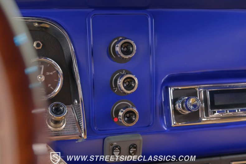 Chevrolet-C10-1966-Gravity-Blue-Pearl-Tan-11