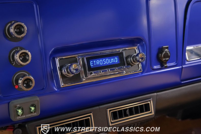 Chevrolet-C10-1966-Gravity-Blue-Pearl-Tan-12