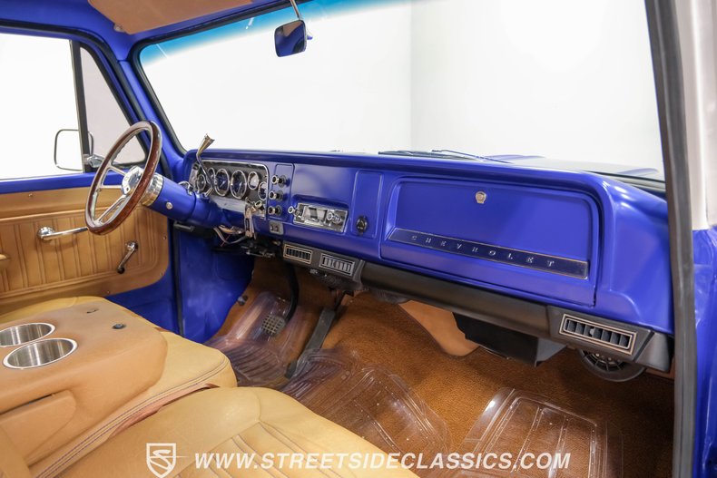 Chevrolet-C10-1966-Gravity-Blue-Pearl-Tan-14