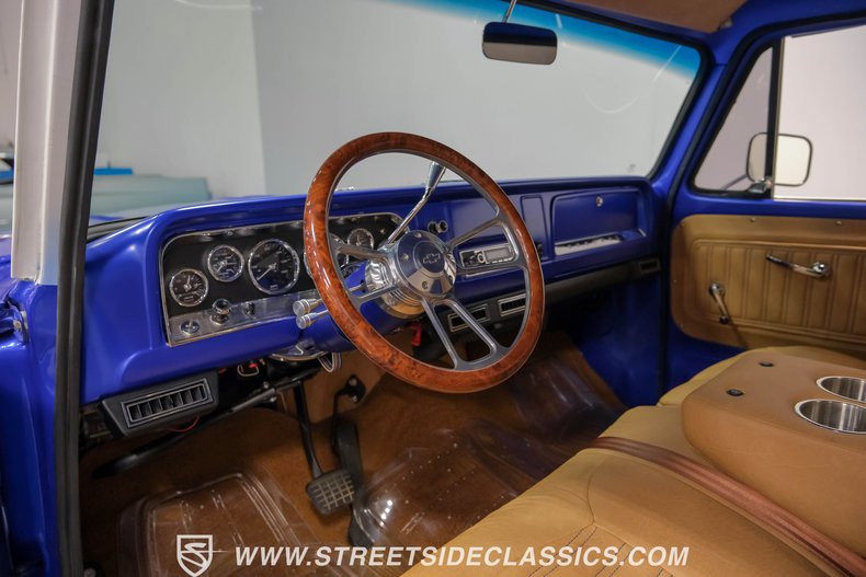 Chevrolet-C10-1966-Gravity-Blue-Pearl-Tan-2
