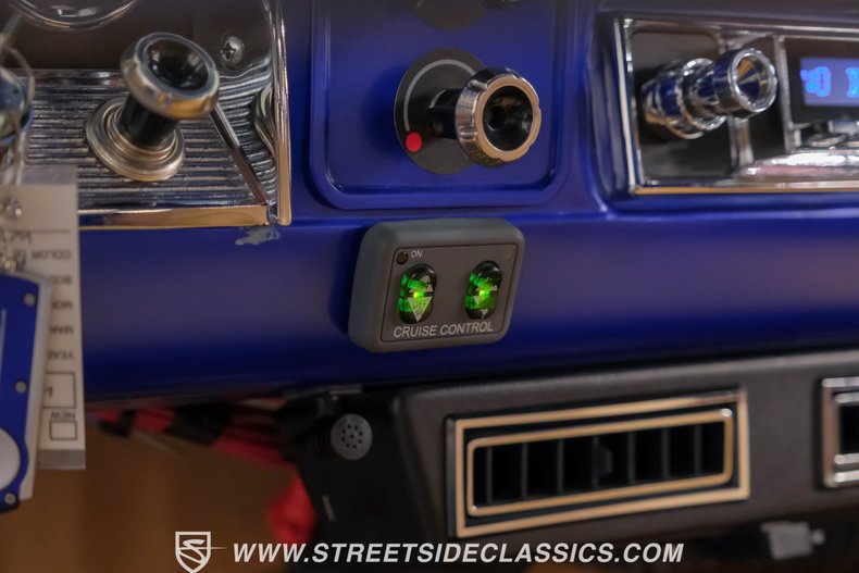 Chevrolet-C10-1966-Gravity-Blue-Pearl-Tan-40