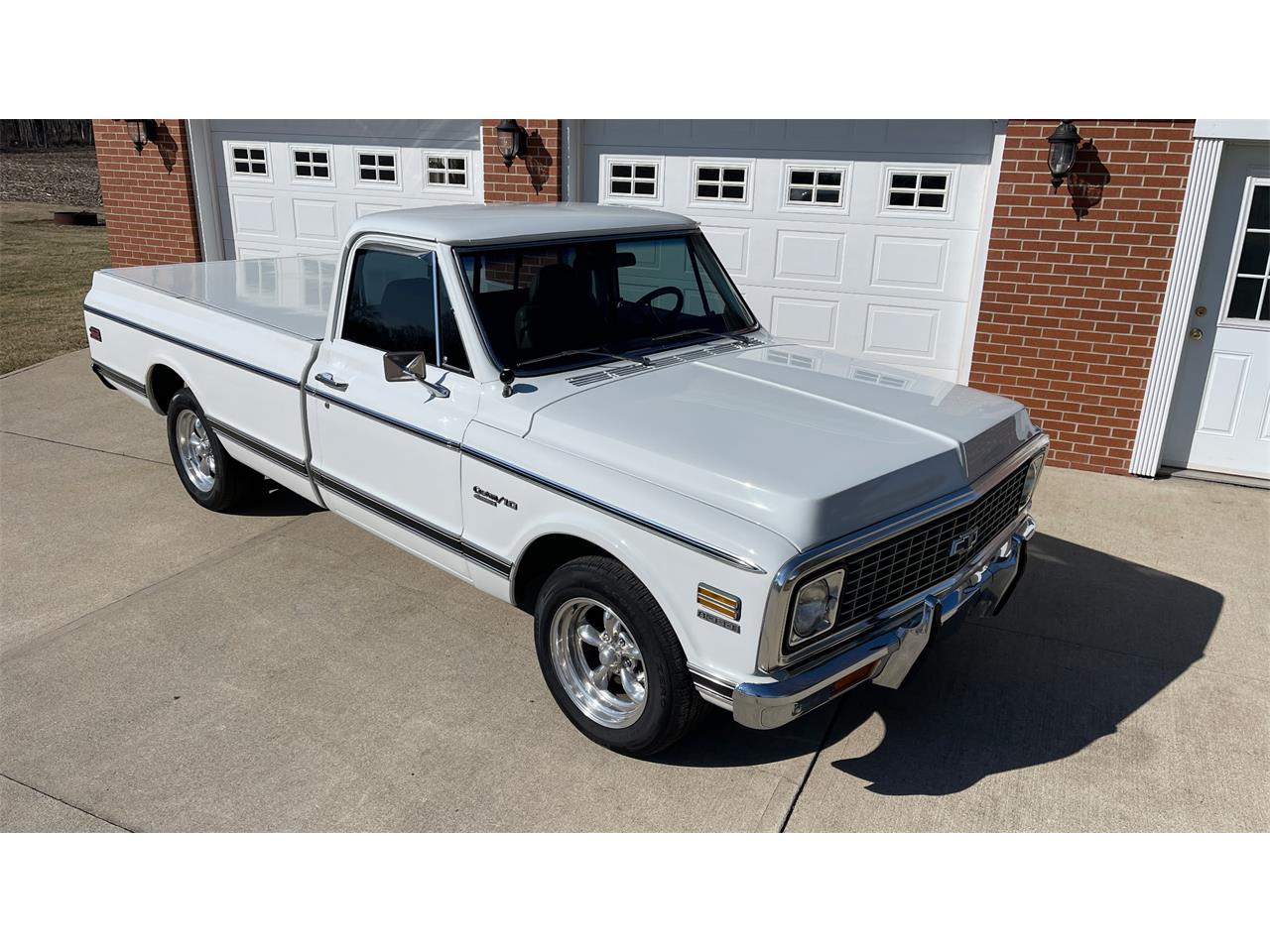 Chevrolet-C10-1972-Bright-White-Tan-Leather-1