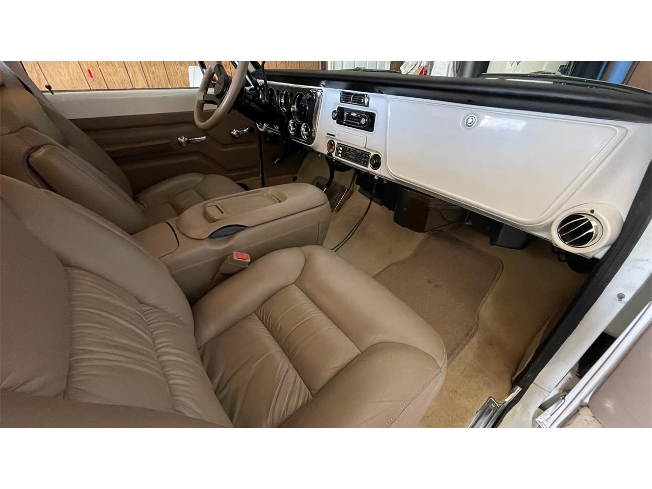 Chevrolet-C10-1972-Bright-White-Tan-Leather-14