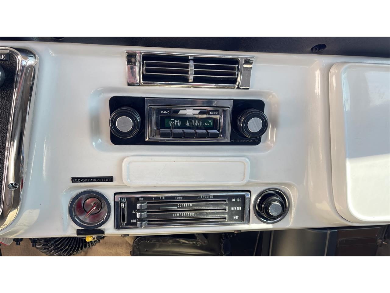Chevrolet-C10-1972-Bright-White-Tan-Leather-6