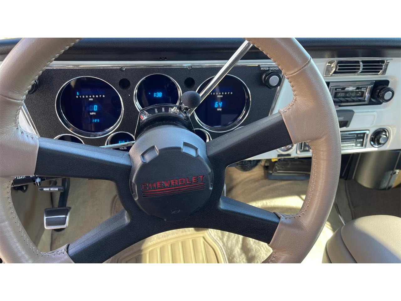 Chevrolet-C10-1972-Bright-White-Tan-Leather