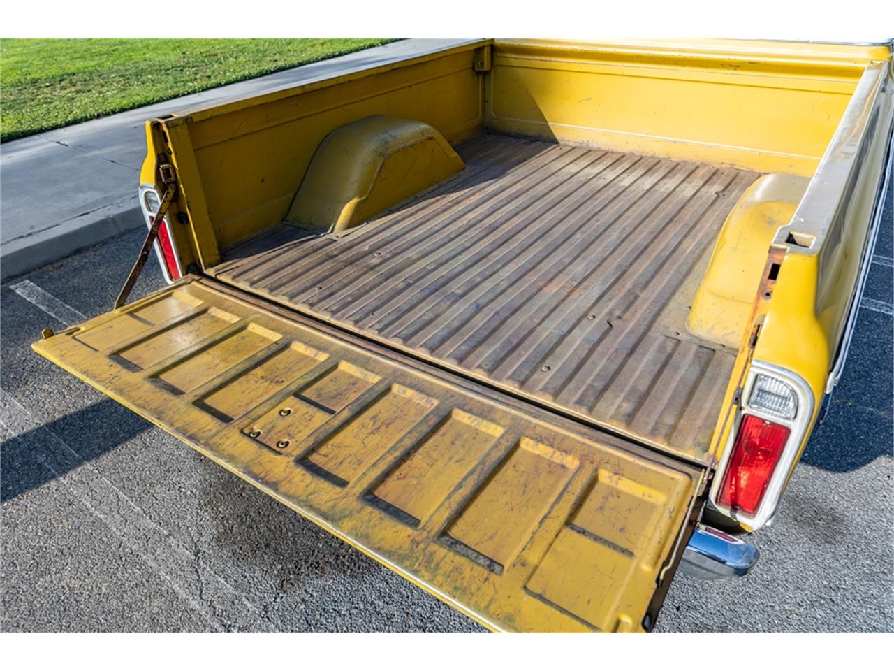 Chevrolet-C10-1972-White-and-Ochre-Black-and-gray-1