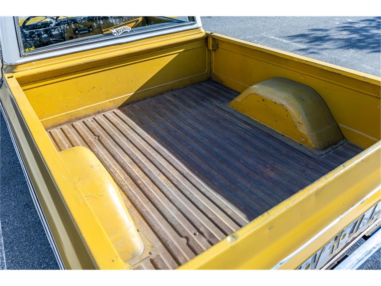 Chevrolet-C10-1972-White-and-Ochre-Black-and-gray-26
