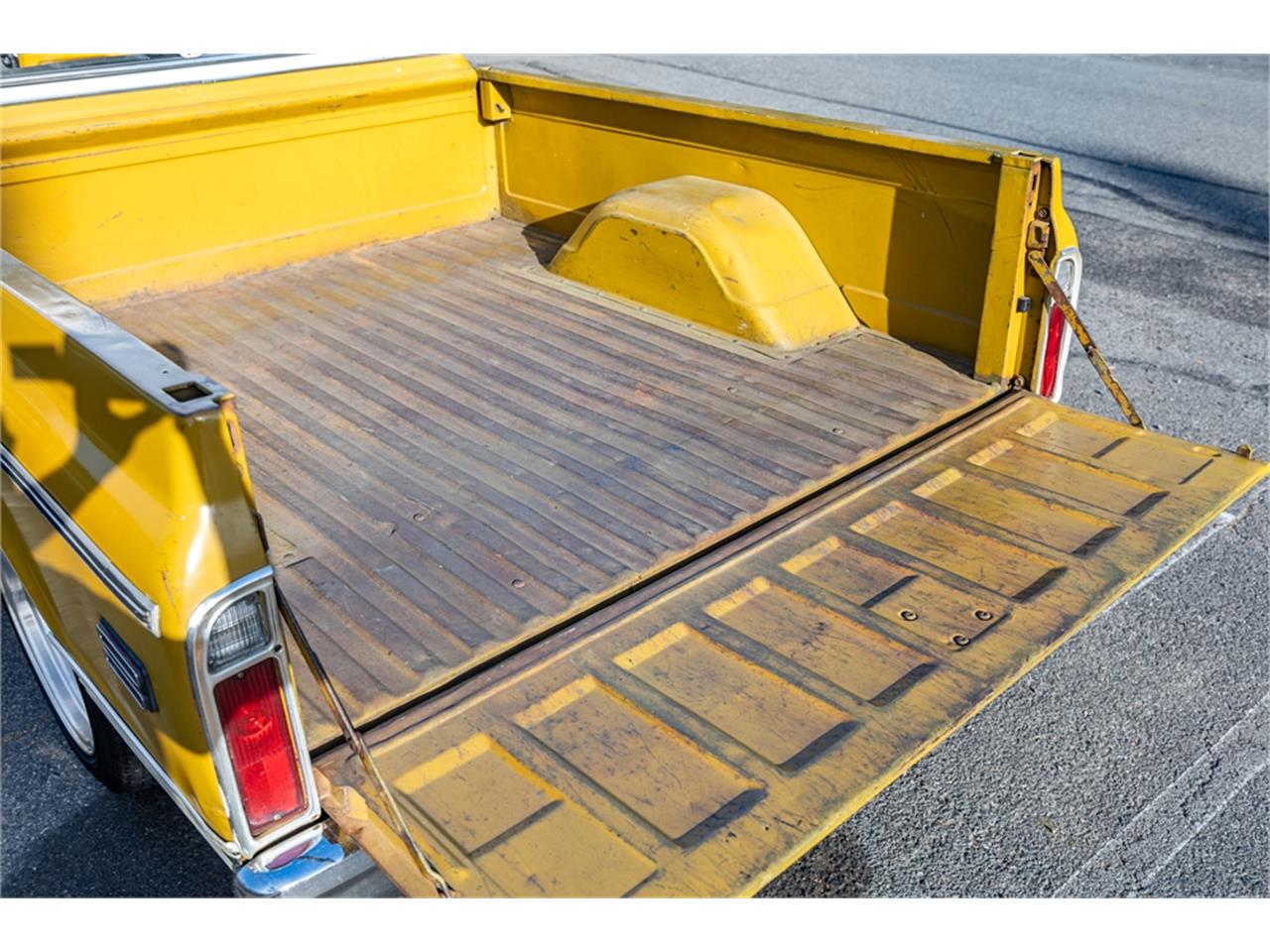 Chevrolet-C10-1972-White-and-Ochre-Black-and-gray-29