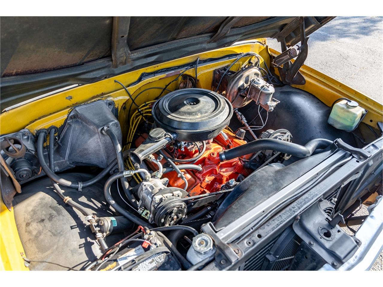 Chevrolet-C10-1972-White-and-Ochre-Black-and-gray-3