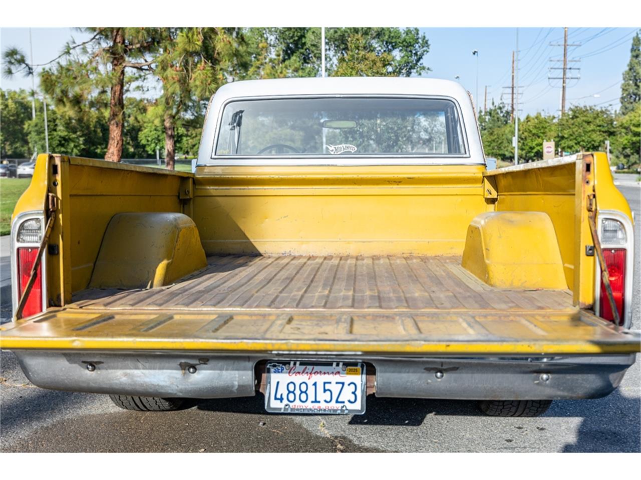 Chevrolet-C10-1972-White-and-Ochre-Black-and-gray-30