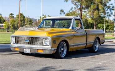 Chevrolet-C10-1972-White-and-Ochre-Black-and-gray