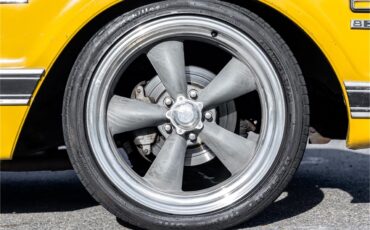 Chevrolet-C10-1972-White-and-Ochre-Black-and-gray-38