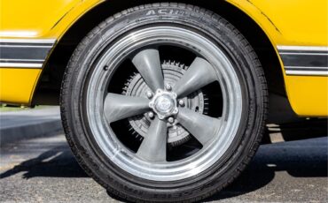 Chevrolet-C10-1972-White-and-Ochre-Black-and-gray-40