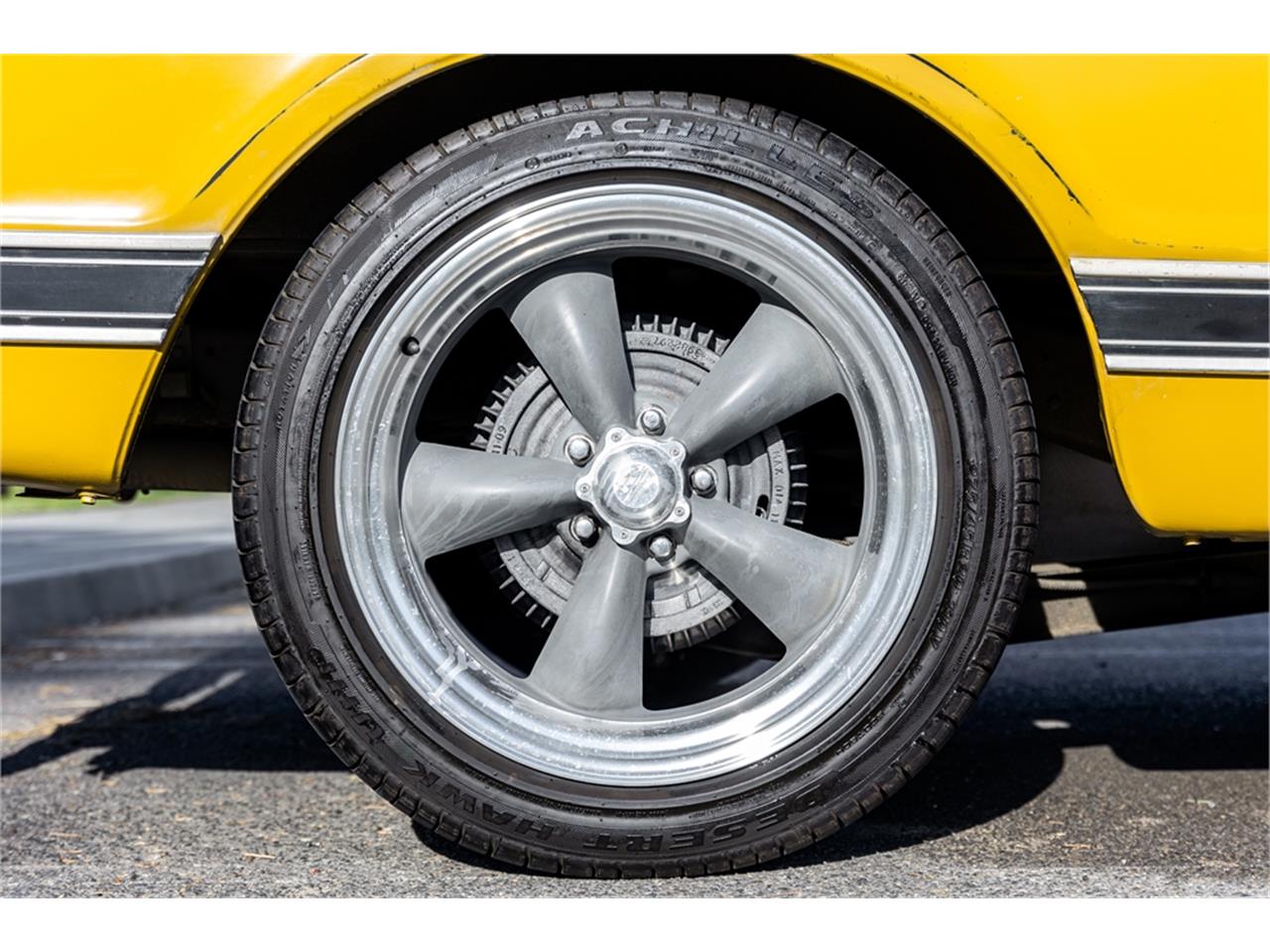 Chevrolet-C10-1972-White-and-Ochre-Black-and-gray-40