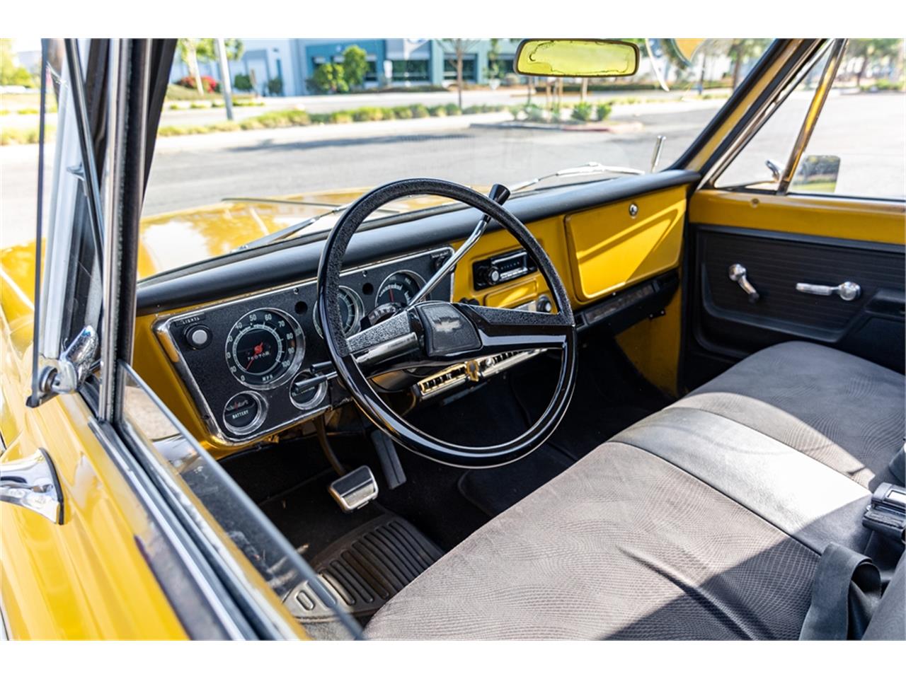 Chevrolet-C10-1972-White-and-Ochre-Black-and-gray-42