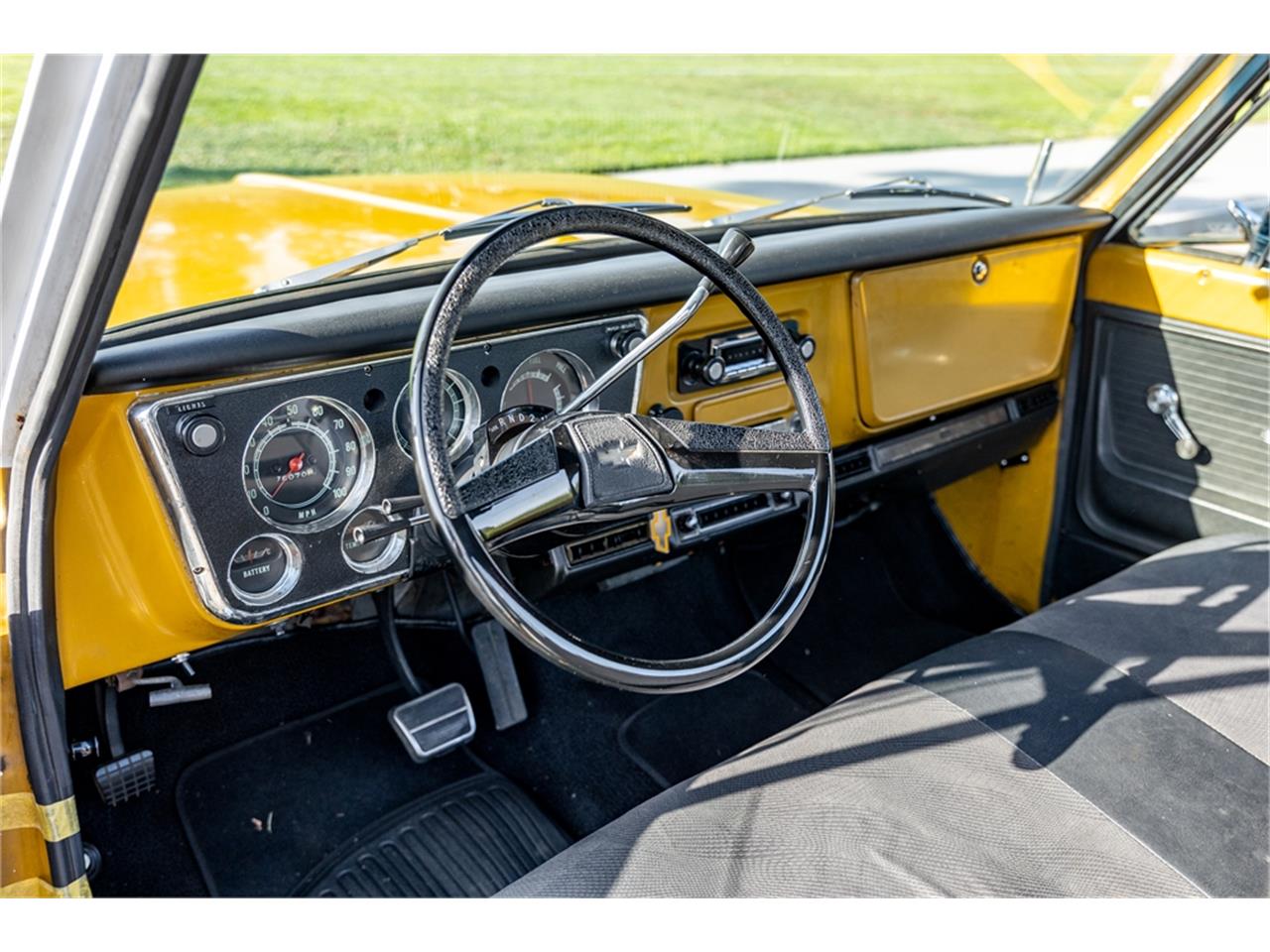 Chevrolet-C10-1972-White-and-Ochre-Black-and-gray-43