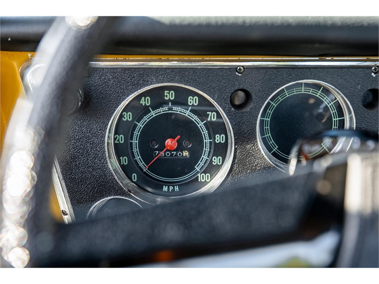 Chevrolet-C10-1972-White-and-Ochre-Black-and-gray-46
