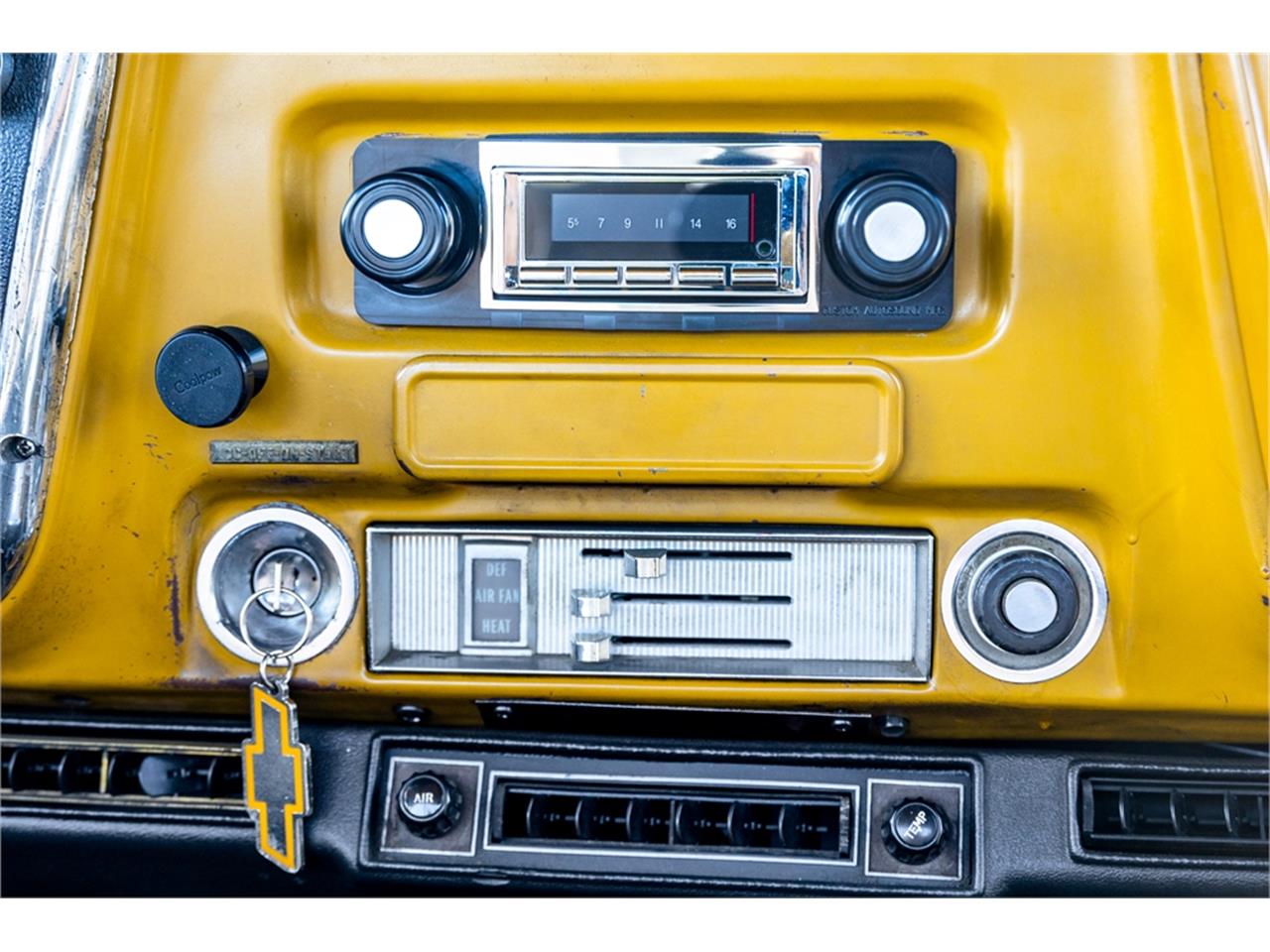 Chevrolet-C10-1972-White-and-Ochre-Black-and-gray-47