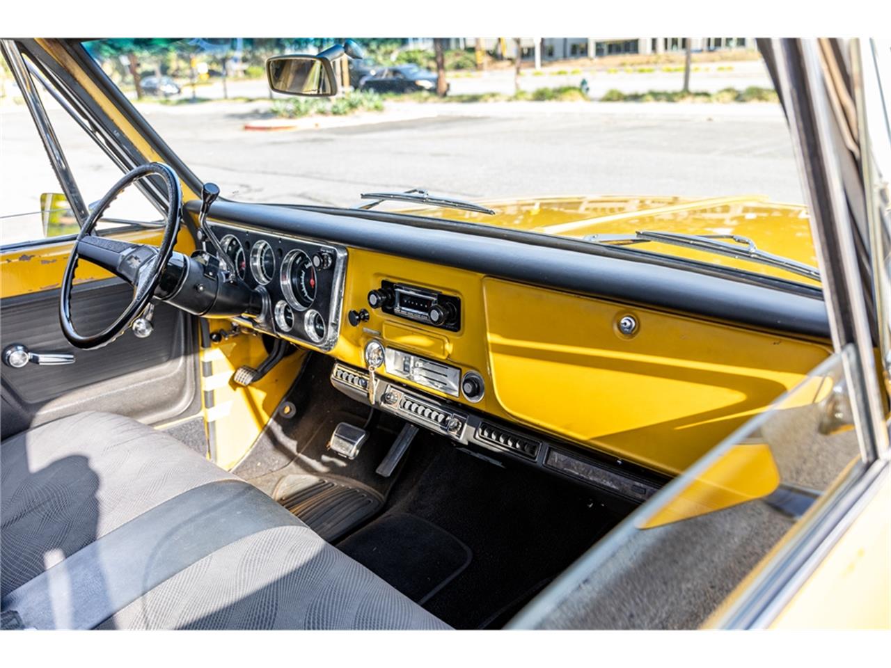 Chevrolet-C10-1972-White-and-Ochre-Black-and-gray-50