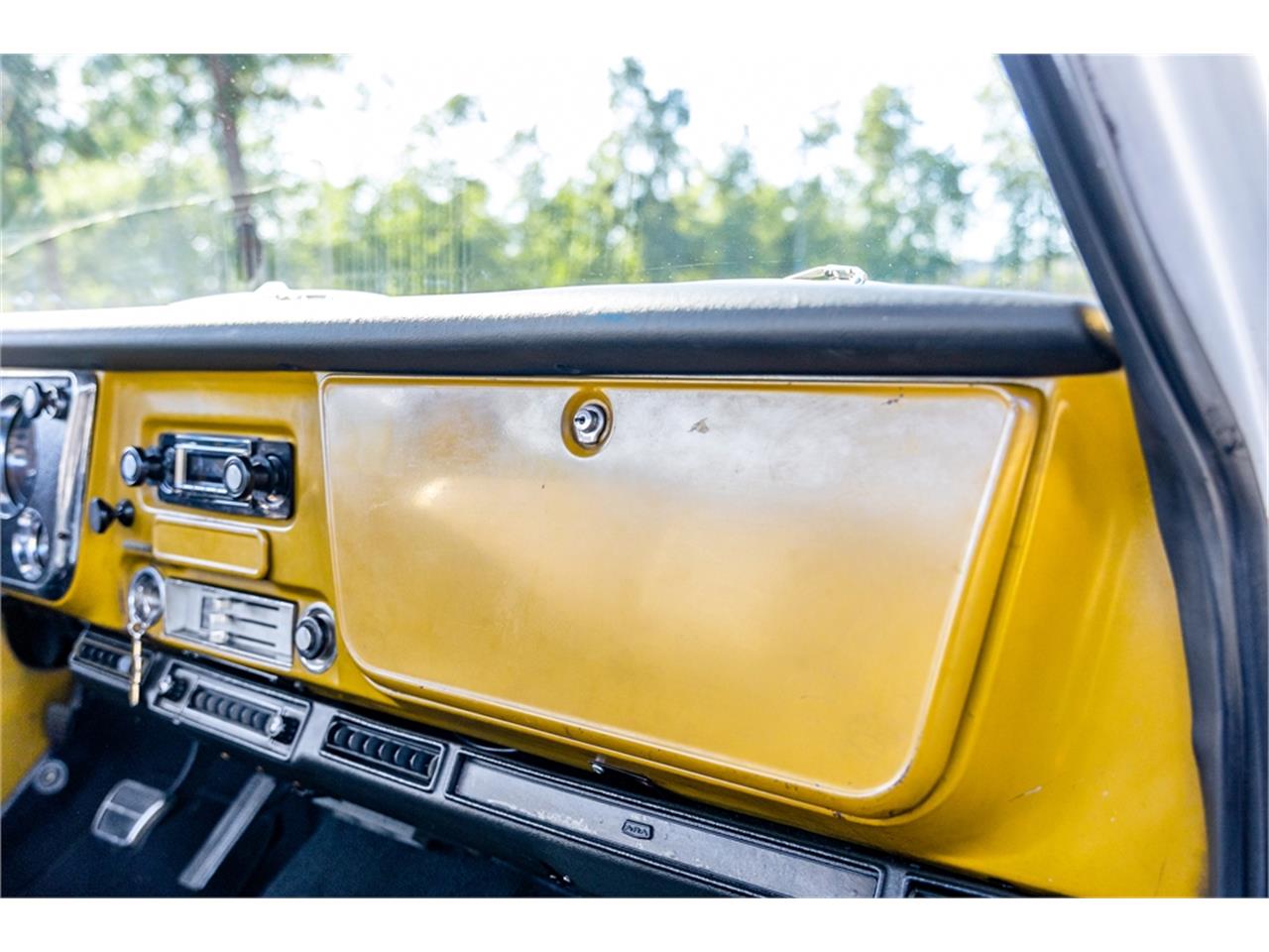 Chevrolet-C10-1972-White-and-Ochre-Black-and-gray-51