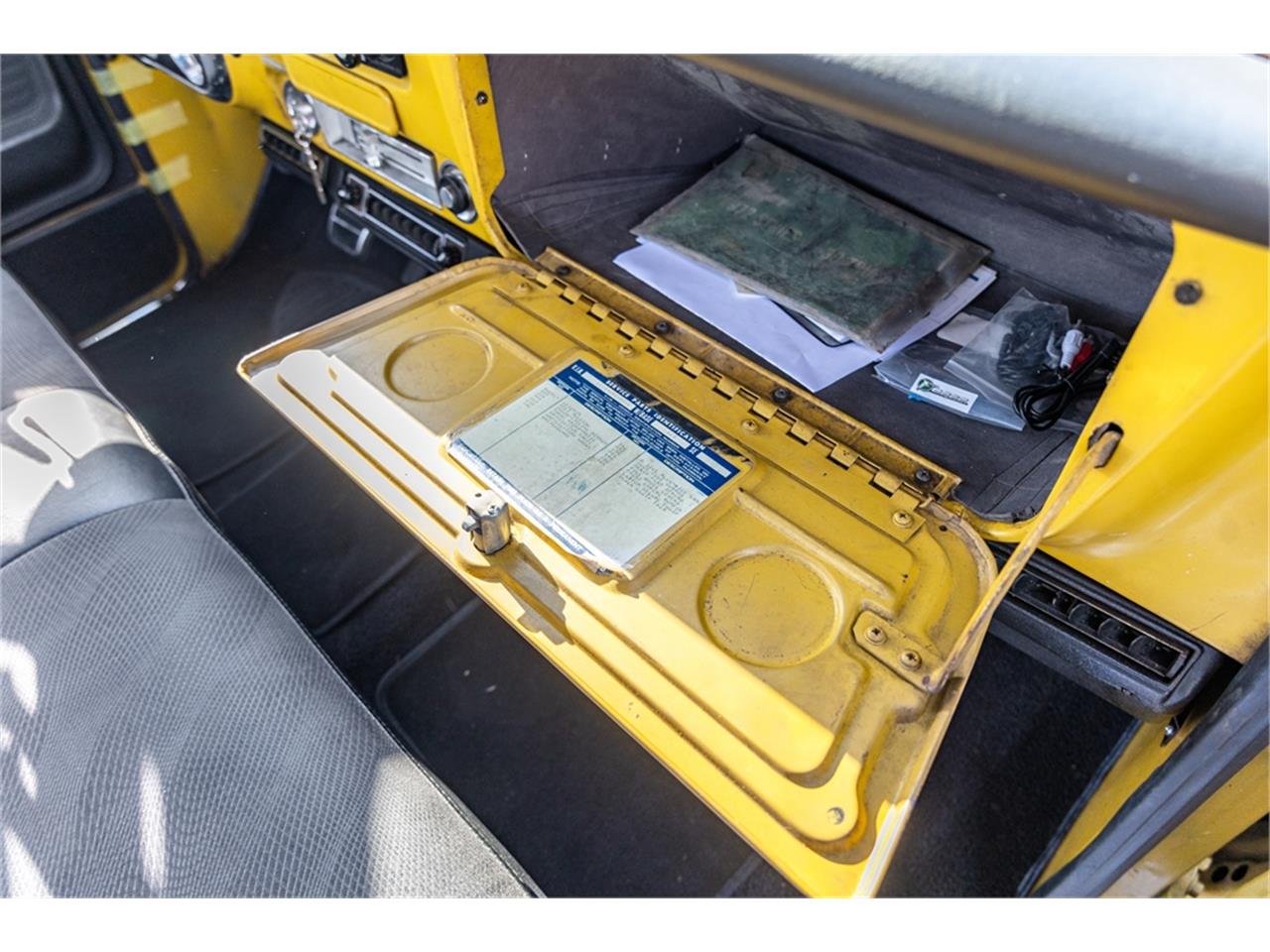 Chevrolet-C10-1972-White-and-Ochre-Black-and-gray-52