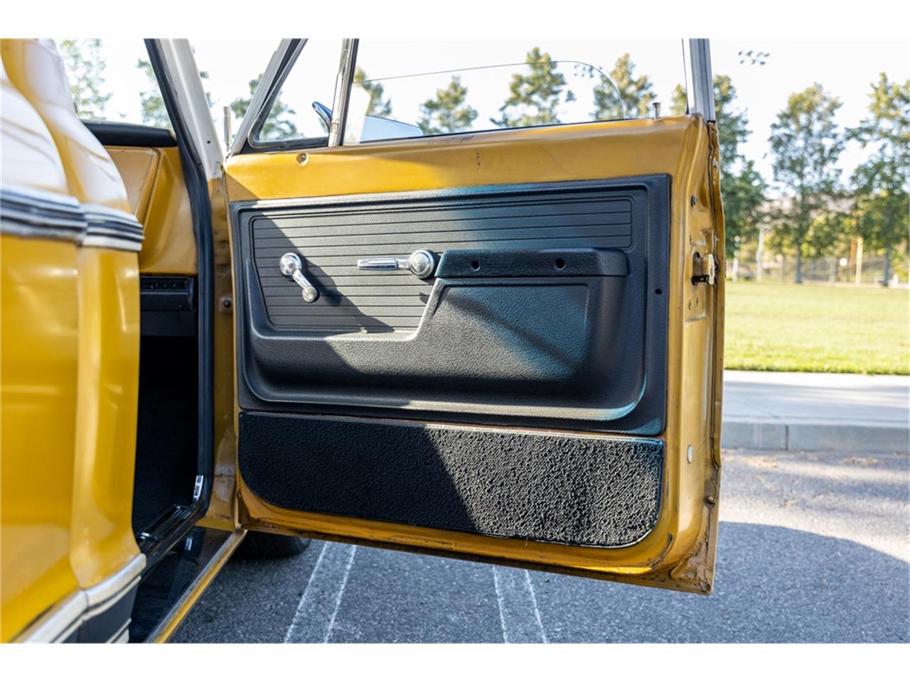 Chevrolet-C10-1972-White-and-Ochre-Black-and-gray-55