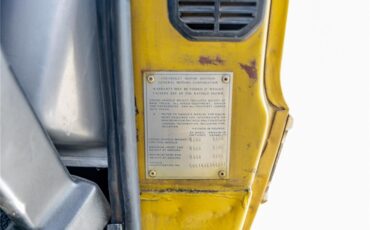 Chevrolet-C10-1972-White-and-Ochre-Black-and-gray-6