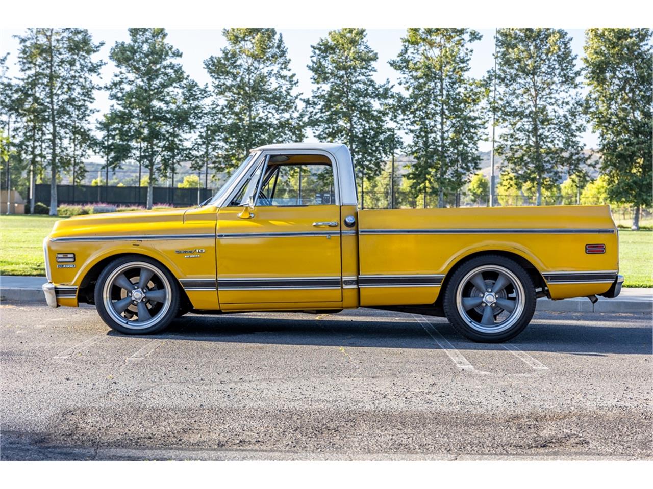 Chevrolet-C10-1972-White-and-Ochre-Black-and-gray-8