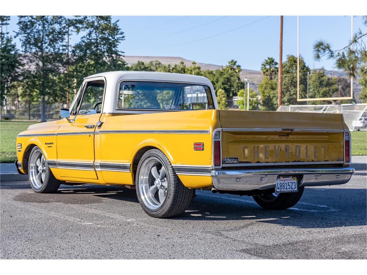 Chevrolet-C10-1972-White-and-Ochre-Black-and-gray-9