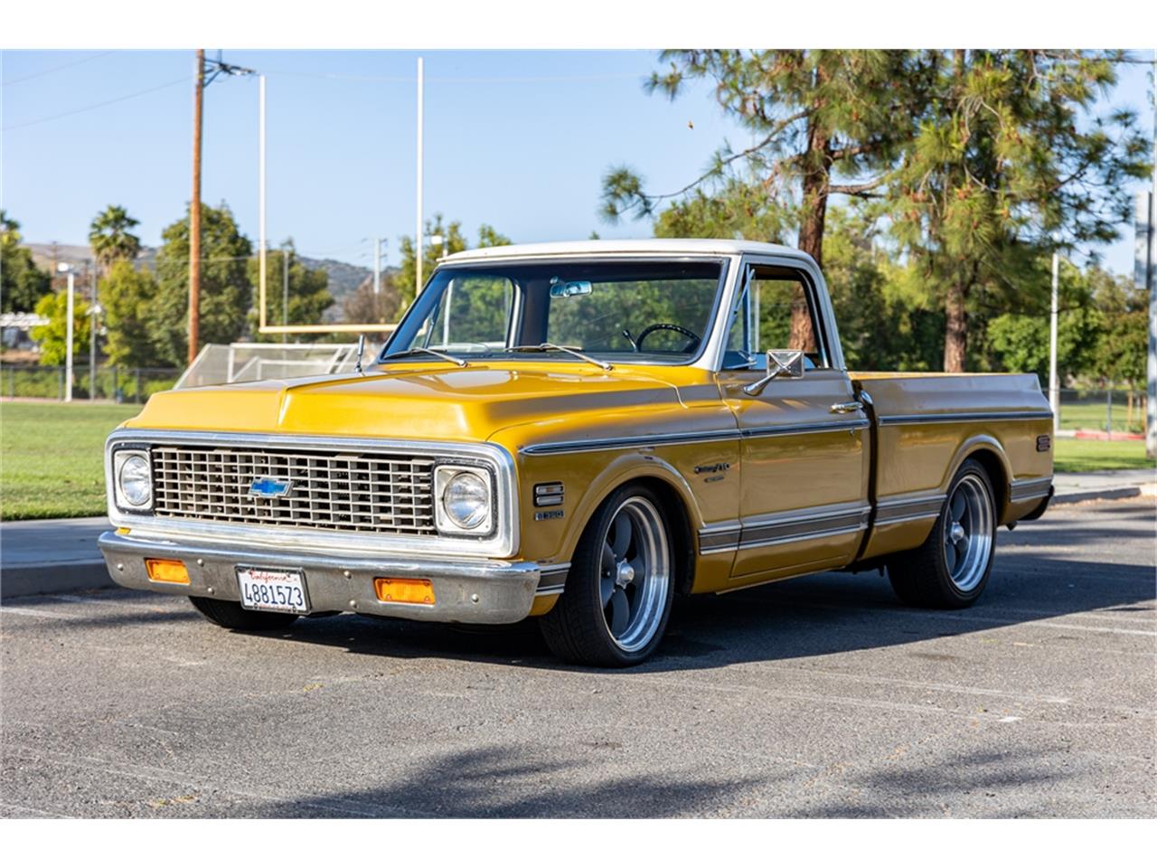Chevrolet-C10-1972-White-and-Ochre-Black-and-gray