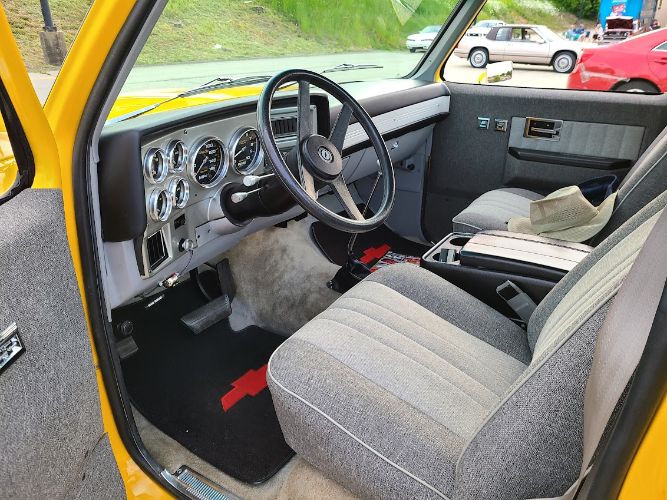 Chevrolet-C10-1982-Yellow-Gray-Cloth-16
