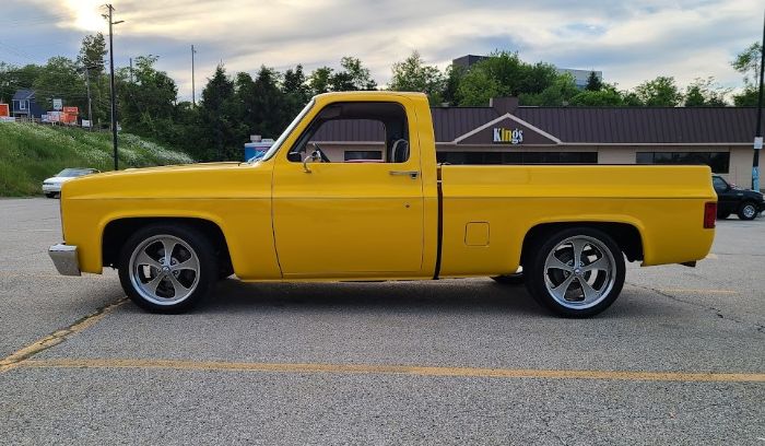 Chevrolet-C10-1982-Yellow-Gray-Cloth-17