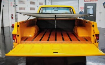 Chevrolet-C10-1982-Yellow-Gray-Cloth-2