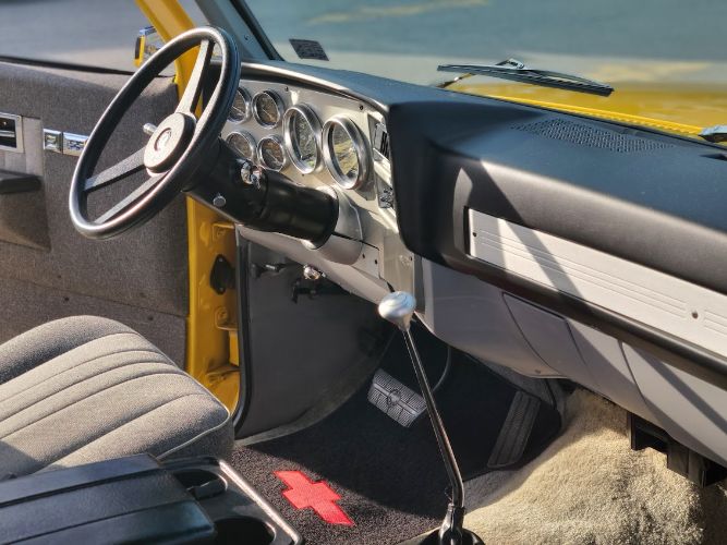 Chevrolet-C10-1982-Yellow-Gray-Cloth-28