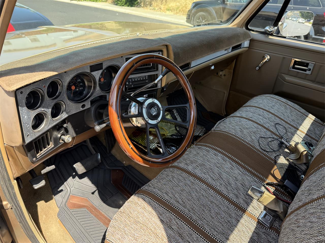 Chevrolet-C10-1983-Two-tone-gold-Two-tone-gold-and-br-10